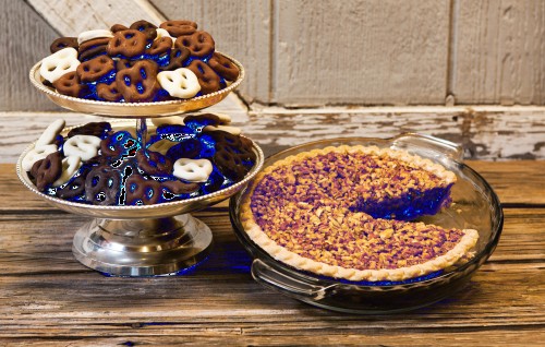 CLASSIC PECAN PIE AND CHOCOLATE PRETZEL GIFT COMBO